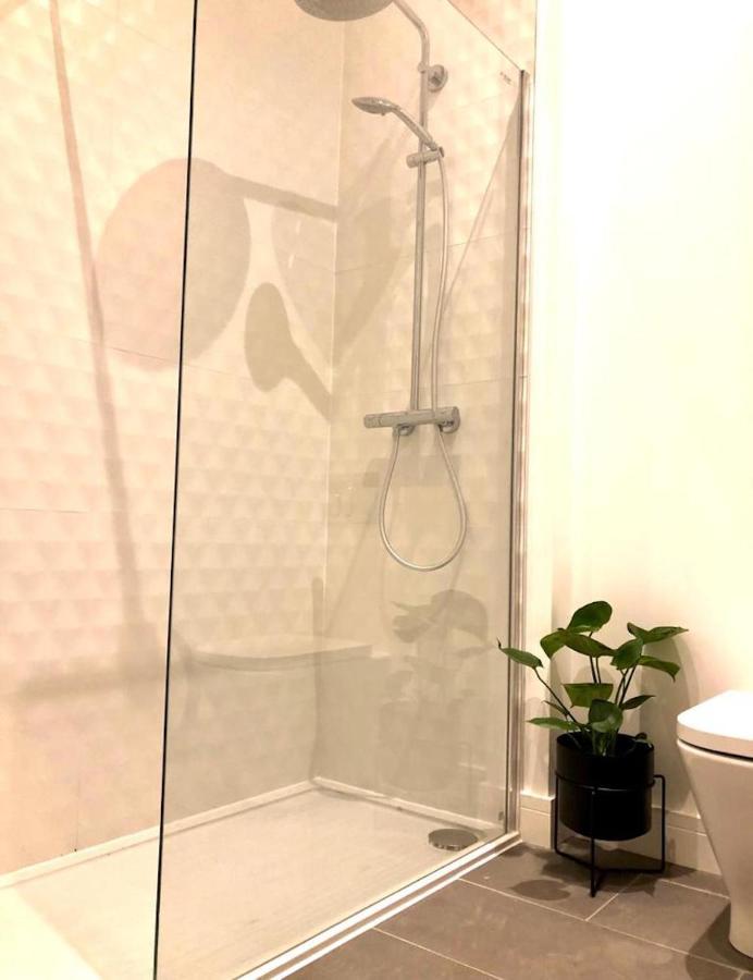 See Our Amazing Score At The Kepties - 5 X Luxurious Serviced Apartments - With Gardens - Fully Equipped - Free Parking - By Orion Short Stays - See Our Other Individual Listings --- This Is For Brand Awareness Only --- Арброт Екстериор снимка